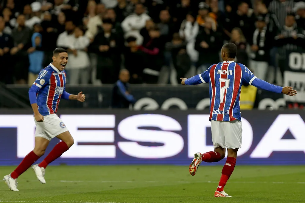 Ademir e Camilo Cándido comemoram gol marcado do Bahia.