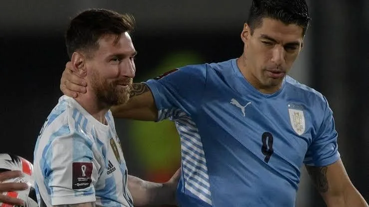 Messi e Suárez em jogo das eliminatórias sul-americanas