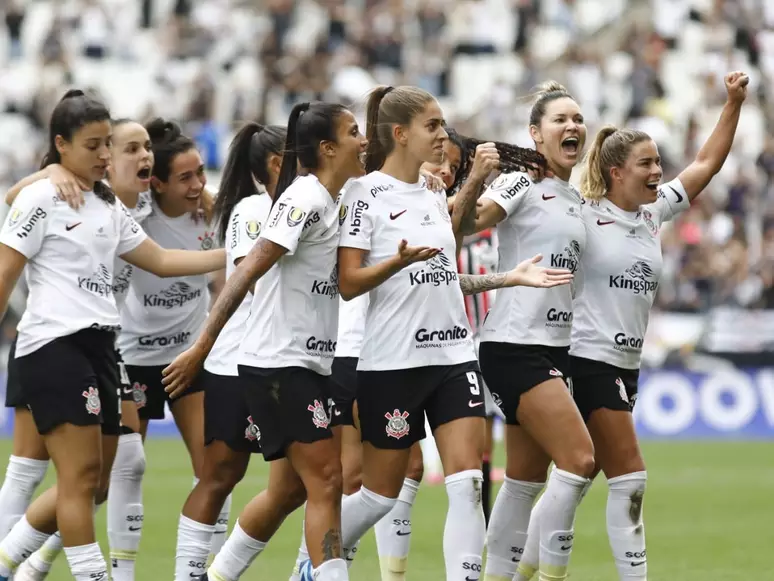 Jaqueline celebra goleada na estreia da Copa Paulista Feminina