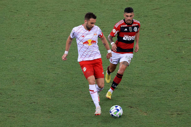 Léo Ortiz com a camisa do Bragantino contra o Flamengo.