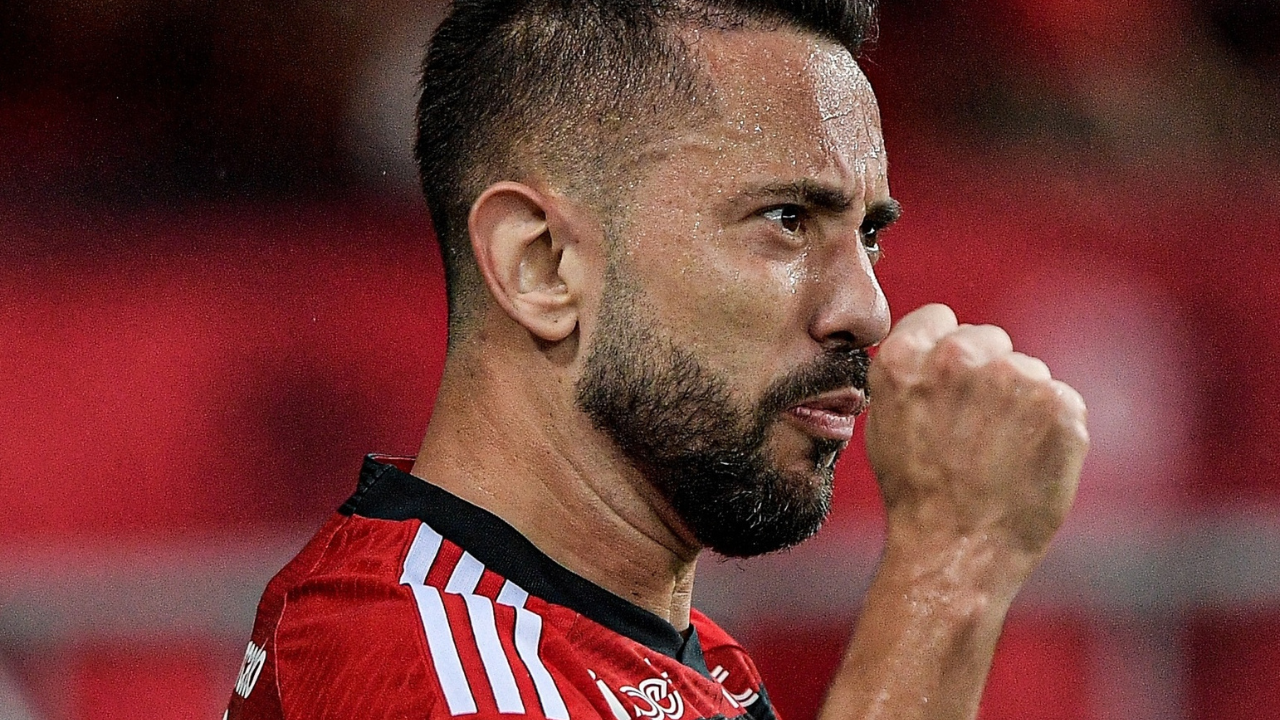 Flamengo formaliza proposta e aguarda resposta de Everton Ribeiro.